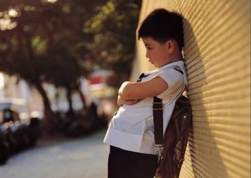 孩子哭闹不听话可能是叛逆期，孩子都有的3次叛逆期，家长要知道