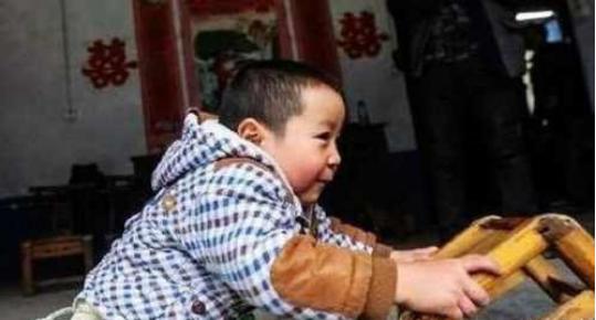 小男孩意外失去双腿，妈妈二胎生下弟弟，他的举动让妈妈红了眼眶