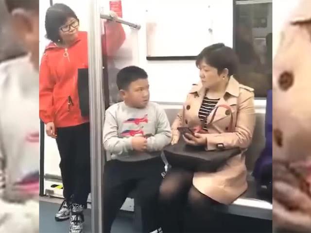 男孩在地铁被妈妈训，嘴撇成个“八万”，网友：小时候的我