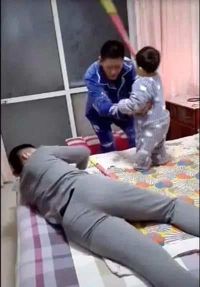 最有套路宝宝火了，与爷爷“打架”突然叫停，接下来反应让人笑喷