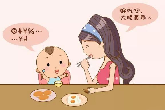 这个年龄还喂饭？宝宝这表现是想自己吃饭了，别错过这个好时机