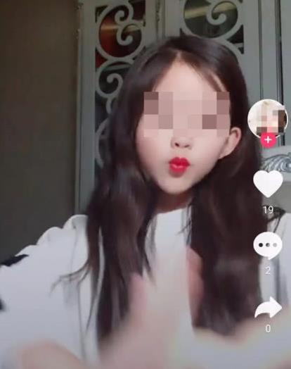 11岁女儿打扮成熟，妈妈起疑心，在房间里偷看到这画面，满脸自责