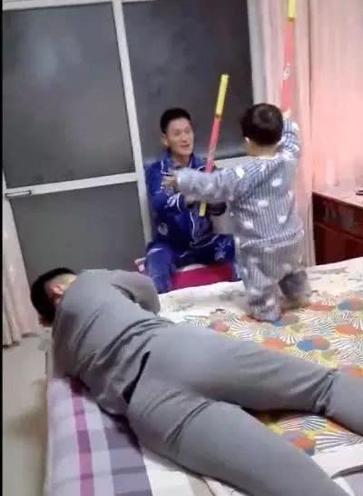 最有套路宝宝火了，与爷爷“打架”突然叫停，接下来反应让人笑喷