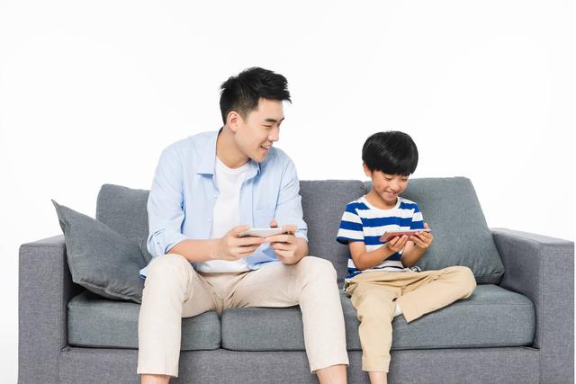 怎样让孩子少沉迷玩手机？四个方法越早用越好