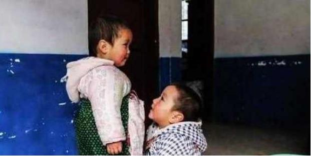 小男孩意外失去双腿，妈妈二胎生下弟弟，他的举动让妈妈红了眼眶
