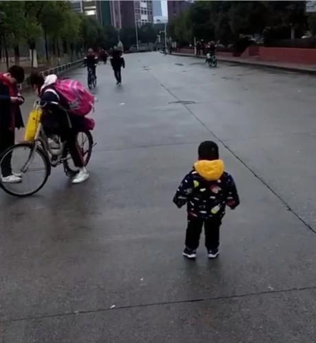 4岁弟弟去接哥哥放学，画面真有爱，网友：这哥一看就会看孩子