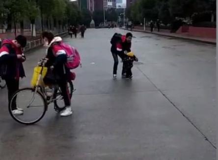 4岁弟弟去接哥哥放学，画面真有爱，网友：这哥一看就会看孩子