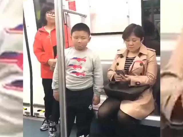 男孩在地铁被妈妈训，嘴撇成个“八万”，网友：小时候的我