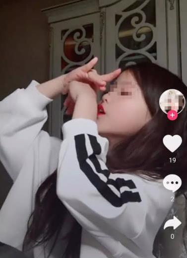11岁女儿打扮成熟，妈妈起疑心，在房间里偷看到这画面，满脸自责