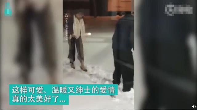 担心妈妈鞋子进雪，老爸像螃蟹一样为妻开路，搞笑姿势把娃看乐了