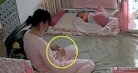 妈妈不放心保姆带宝宝，偷偷安了监控，中午看完视频后，流泪了！