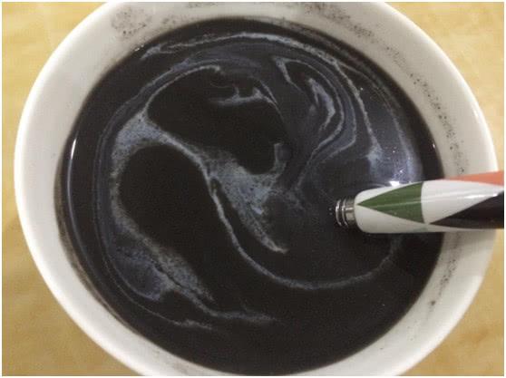 准妈妈孕期爱吃黑芝麻糊，宝宝出生后，家人一 脸懵逼