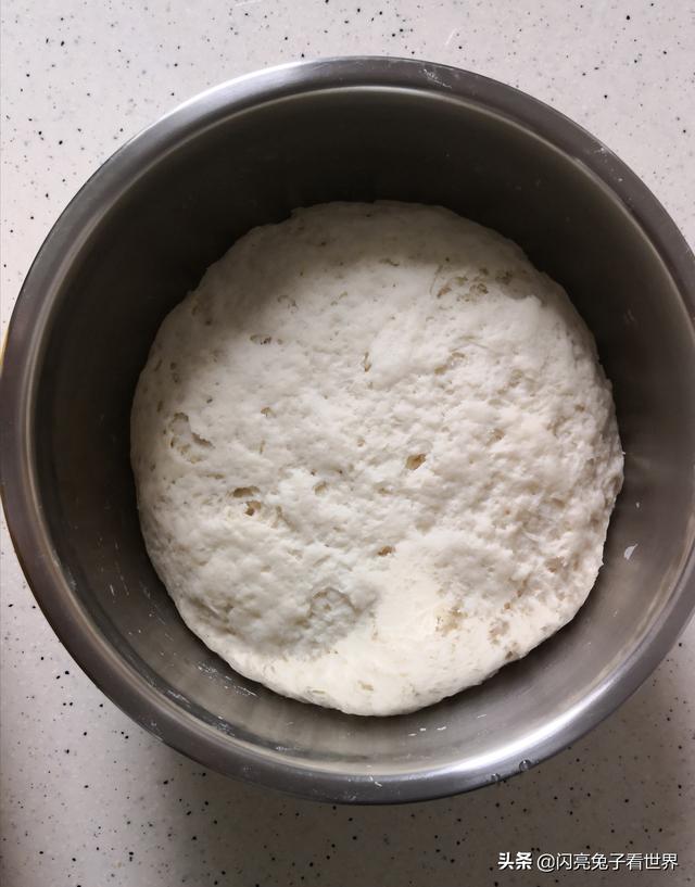 跟孩子一起做披萨，让他体味自己的劳动成果，带给他自信与欢乐！