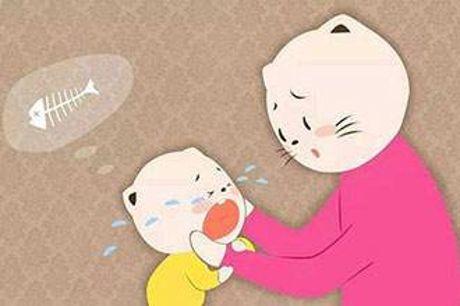 孩子吃鱼被鱼刺卡喉，土办法究竟管不管用？正确的方法是这样的