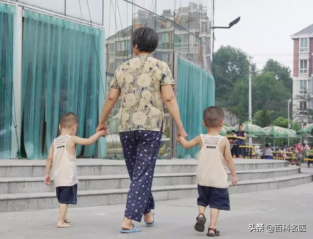 家里小孩有这个习惯要赶快阻止他！后果严重！