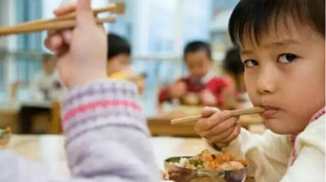 儿子第一天上幼儿园，老师发来这一段视频，以后还能找到媳妇吗？