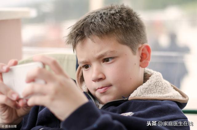 你家孩子也在玩手机吗？儿童玩多了电子产品，两个伤害难躲过