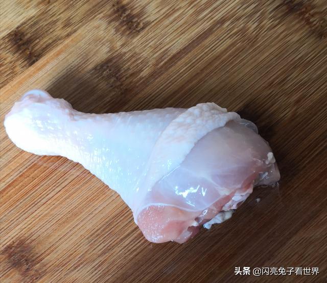 跟孩子一起做披萨，让他体味自己的劳动成果，带给他自信与欢乐！