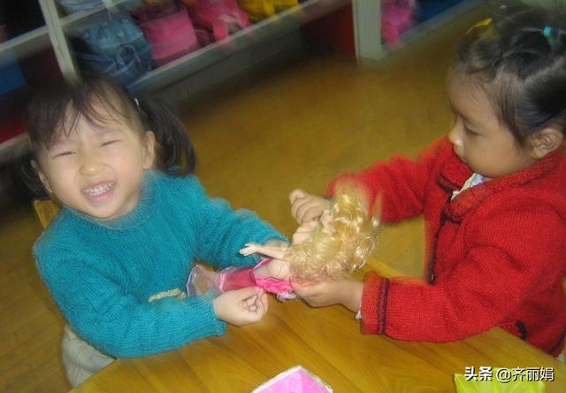 孩子玩具被抢，你会让他抢回来还是让他学会谦让？很多人都做错了