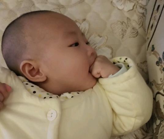 宝宝总喜欢吃手，并不全是因为饿了，还有可能是向宝妈表达需求