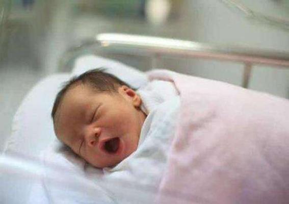 新生儿父母要注意，孩子发生这几种现象属于正常现象，不是病