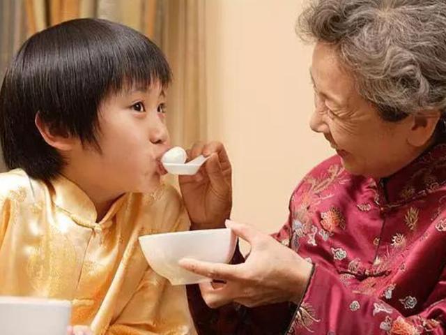 奶奶帮忙带孩子，被埋怨也不放弃，老人们说的话很真实