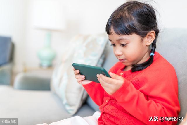 看电视、玩手机给孩子带来的伤害，可能远不及父母的这种行为