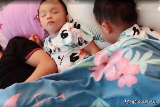 宝爸带三胞胎宝宝睡觉，宝妈进来掀开被子，被眼前的画风逗笑了