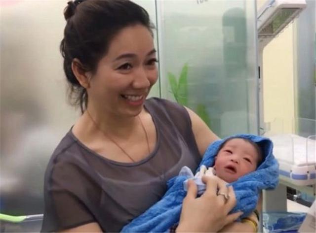 外婆第一次抱外孙，医生却被外婆颜值吸引，网友：真的是外婆吗？