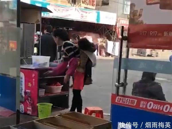 妈妈背着几个月大的宝宝出摊，看到接下来的画面，网友们不淡定