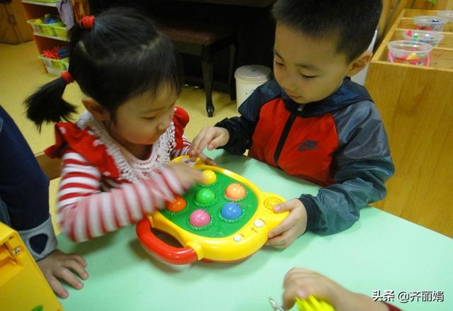 孩子玩具被抢，你会让他抢回来还是让他学会谦让？很多人都做错了
