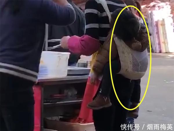 妈妈背着几个月大的宝宝出摊，看到接下来的画面，网友们不淡定
