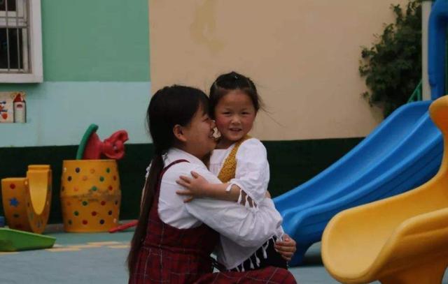 孩子正在偷偷奖励做好六件事的妈妈，他的大脑发育更好，更聪明