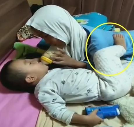 弟弟不肯乖乖喝奶，哥哥扮成奶奶的样子哄弟弟，太有才了