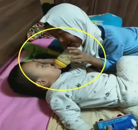 弟弟不肯乖乖喝奶，哥哥扮成奶奶的样子哄弟弟，太有才了