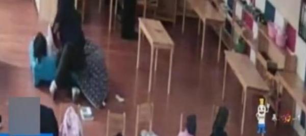 幼师虐童何时休？3岁儿童不听话遭幼师蒙被撞床角 家长爆料不是初犯