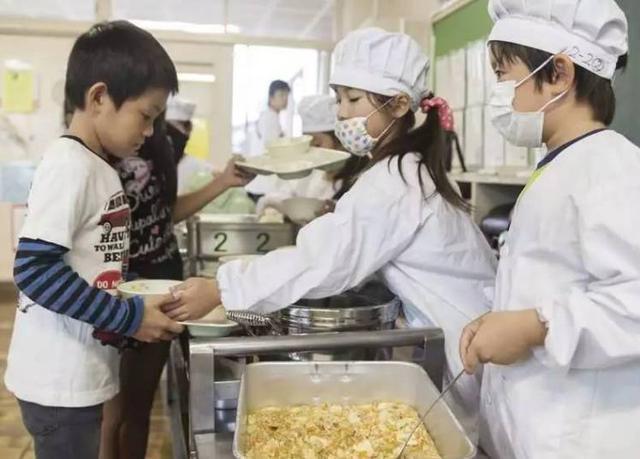 日本幼儿园午餐vs中国幼儿园午餐，这差距，妈妈无法淡定