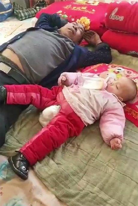 爷爷在家看孩子，一老一小睡着了，宝妈：宝宝太厉害把爷爷哄睡了