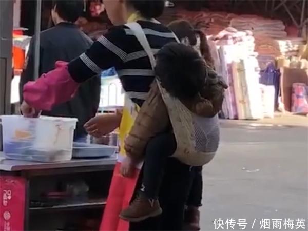 妈妈背着几个月大的宝宝出摊，看到接下来的画面，网友们不淡定