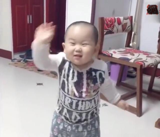 爸爸开口唱歌，1岁儿子秒变小迷弟，这魔性的表情把全家逗乐了
