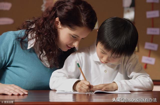 孩子被罚抄一百遍，家长该拒绝还是帮助完成？巧妙处理情绪很关键