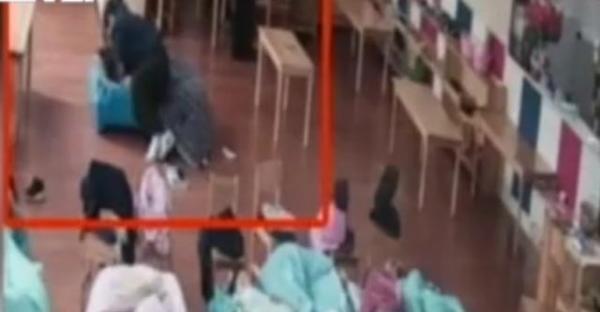 幼师虐童何时休？3岁儿童不听话遭幼师蒙被撞床角 家长爆料不是初犯