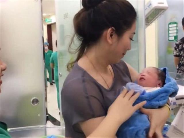 外婆第一次抱外孙，医生却被外婆颜值吸引，网友：真的是外婆吗？
