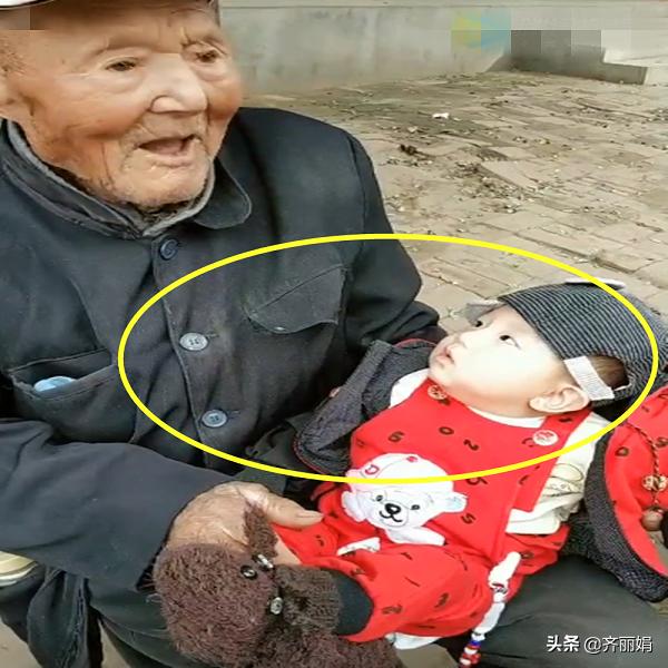 罕见五代同堂！98岁老太爷和小玄孙同框，网友：好羡慕