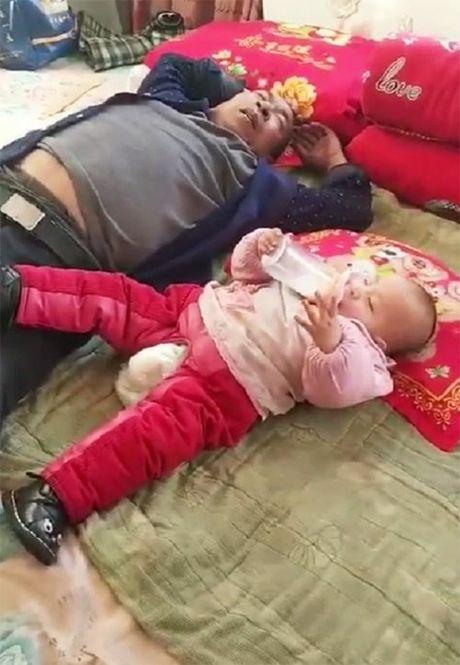 爷爷在家看孩子，一老一小睡着了，宝妈：宝宝太厉害把爷爷哄睡了