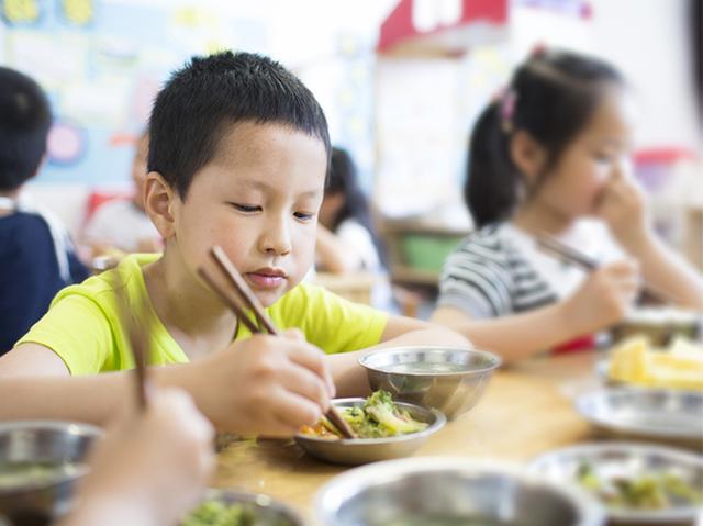 追着孩子喂饭不可取