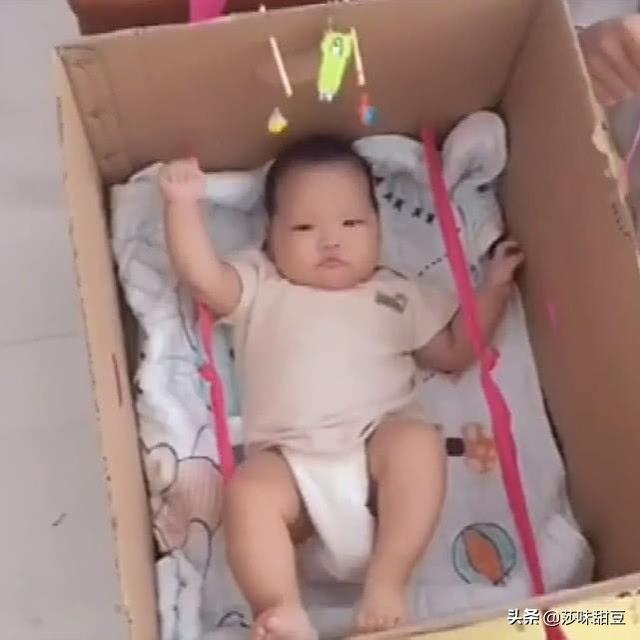 宝妈没空带娃，交给舅舅照顾，看到弟弟的做法后哭笑不得