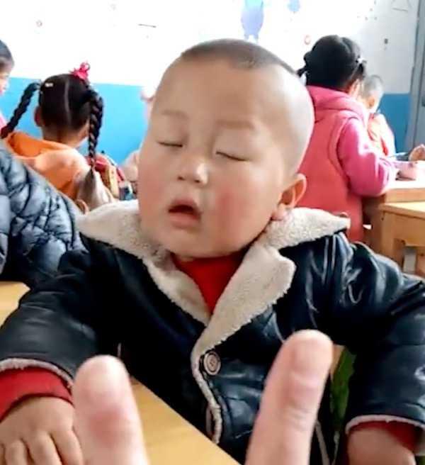 睡神附体！小男孩坐着睡觉走红网络 妈妈说是遗传