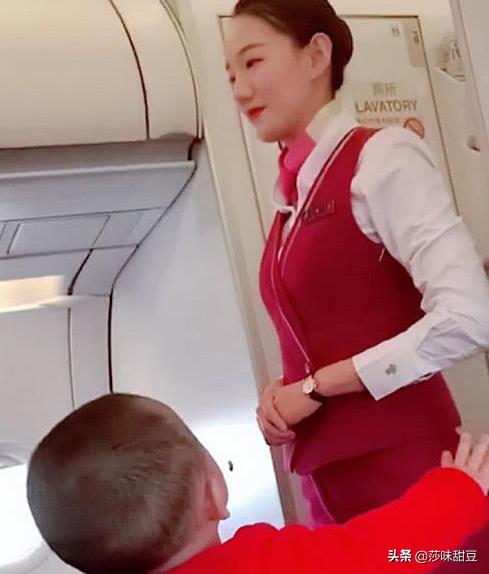 ＂坐飞机宝宝＂看到空姐求抱抱走红，小眼神超无辜，网友：随他爹！
