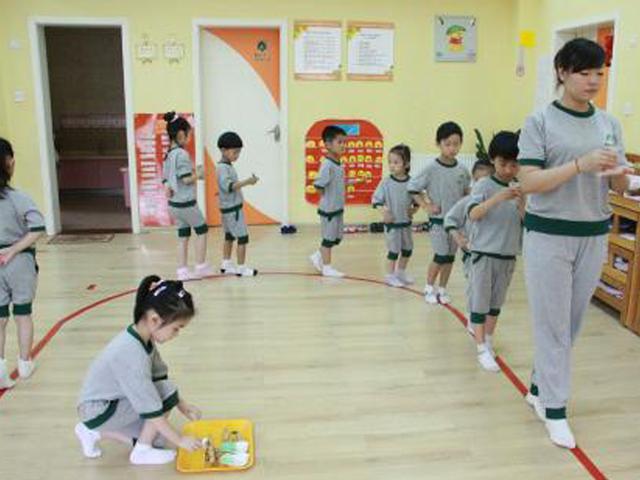 宝妈投诉幼儿园老师看管不利，看完原由后，值得同情的是老师